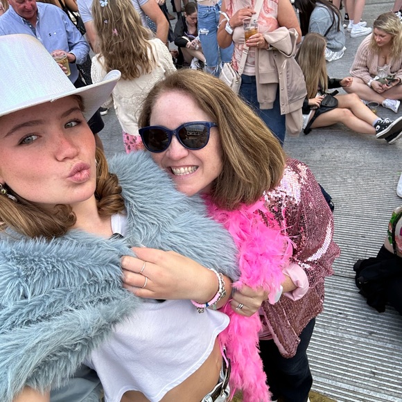 Meet your Posher, Anne - Picture 2 of 2